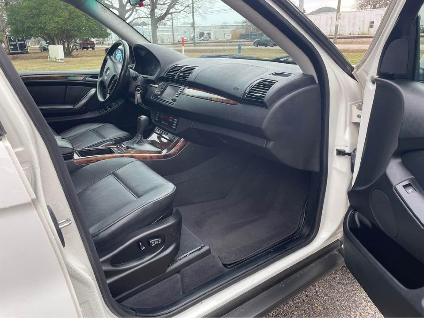 2004 WHITE /Black BMW X5 (5UXFA13514L) with an i6 3.0 engine, Automatic transmission, located at 5700 Curlew Drive, Norfolk, VA, 23502, (757) 455-6330, 36.841885, -76.209412 - Photo#10